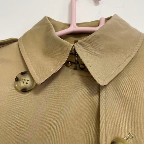 Streamlined trench with back slit and waist belt - Picture 8 of 14